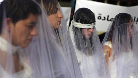 في لبنان فستاين زفاف ولكنها ملطخة بالدماء .. ما الأمر ؟