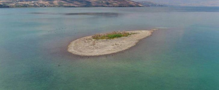 ظهور جزيرة وسط بحيرة طبرية يثير الكثير من التساؤلات