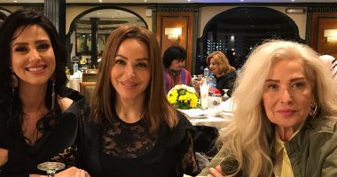 الفنانة رغدة بعد طول غياب تظهر في عشاء مع حنان مطاوع
